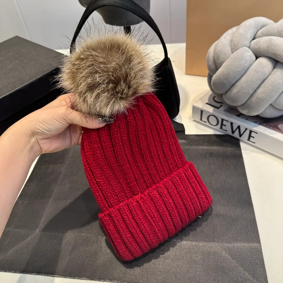 P50 high version Moncler Moncler 💥 Official website classic knitted hat, replica of the original. Very soft and skin-friendly, very elastic 💓 Textured and very versatile style ~ Warm cashmere woolen hat, one size fits all and elastic ~ Unisex, can be worn by any head size. Super quality, highly recommended