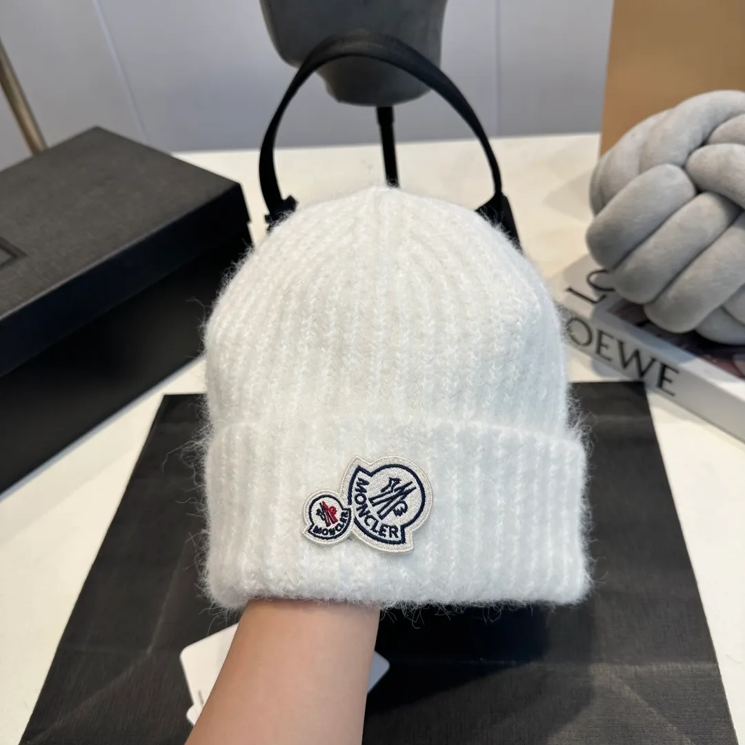 P56 MONCLER 🎩 wool knitted beanie, good quality, high-end, super soft! Super hot💖The texture is great and it’s great to match when out on the street! Fashion trends! A must-have item for winter, the same style for men and women, get it now!