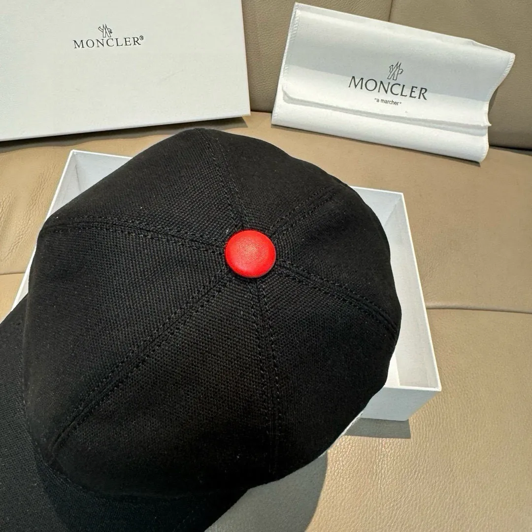 p90., Moncler muzzle classic original baseball cap, classic and popular style, 1:1 mold opening and customization at the counter, original canvas fabric + first layer of cowhide, pure cotton lining, light and breathable! The quality is great, the basic head circumference is 56cm, and the patch is adjustable.