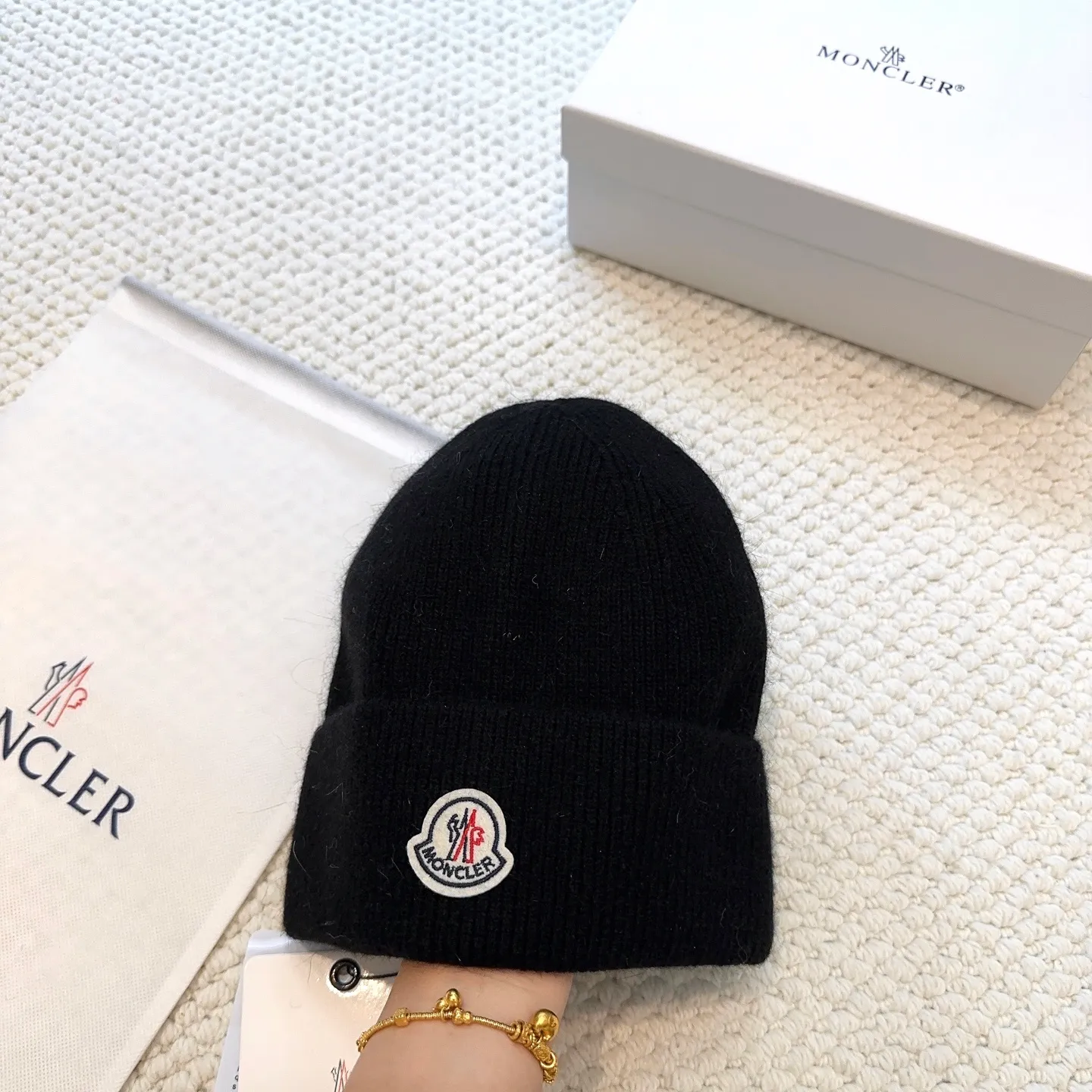 P80 with dust bag, high version Moncler Moncler 💥Official website classic knitted hat, replica of the original. Very soft and skin-friendly, very elastic 💓 Textured and very versatile style ~ Warm cashmere woolen hat, one size fits all and elastic ~ Unisex, can be worn by any head size. Super quality, highly recommended