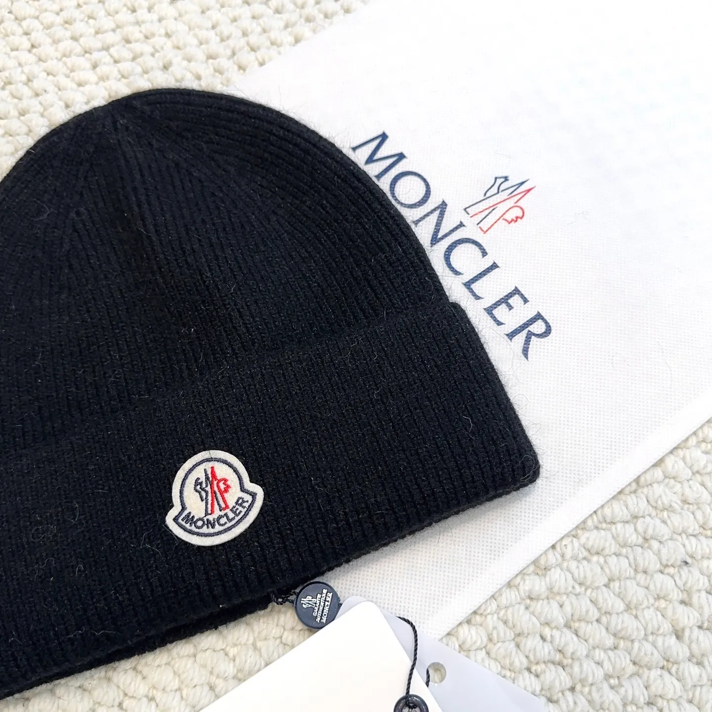 P80 with dust bag, high version Moncler Moncler 💥Official website classic knitted hat, replica of the original. Very soft and skin-friendly, very elastic 💓 Textured and very versatile style ~ Warm cashmere woolen hat, one size fits all and elastic ~ Unisex, can be worn by any head size. Super quality, highly recommended