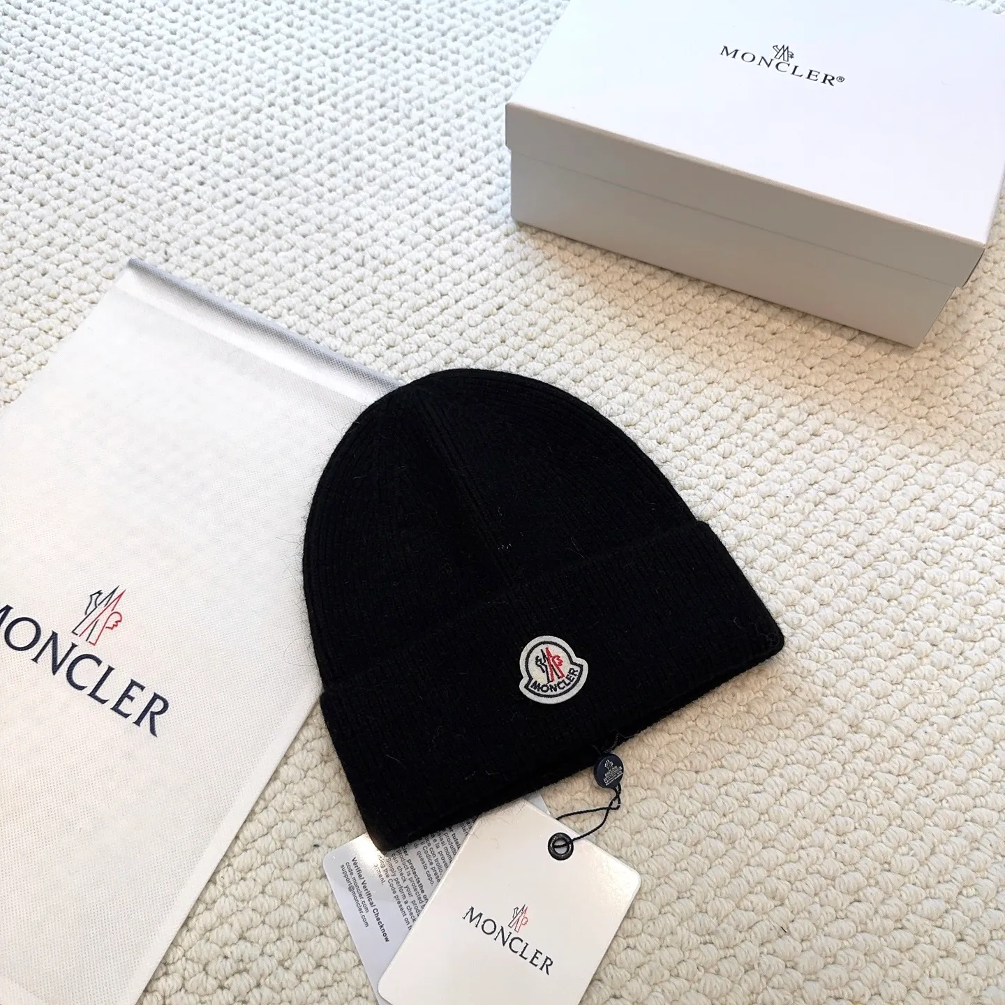 P80 with dust bag, high version Moncler Moncler 💥Official website classic knitted hat, replica of the original. Very soft and skin-friendly, very elastic 💓 Textured and very versatile style ~ Warm cashmere woolen hat, one size fits all and elastic ~ Unisex, can be worn by any head size. Super quality, highly recommended