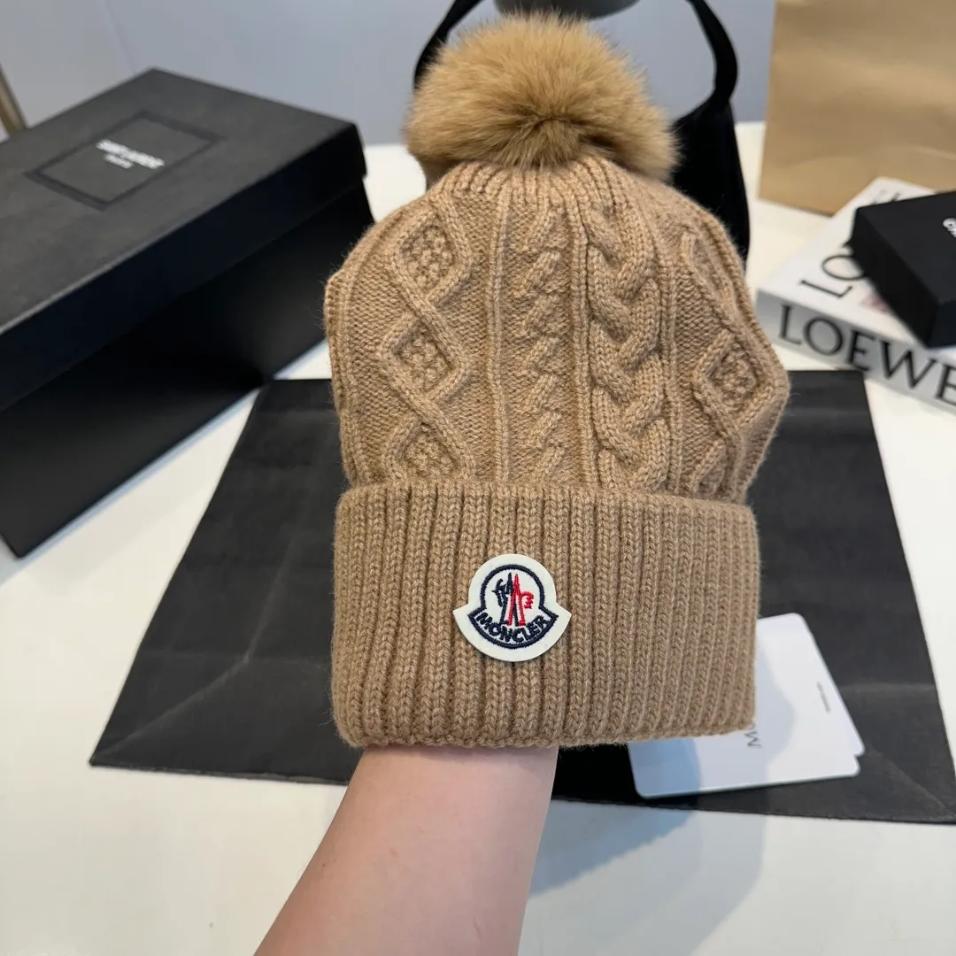 P90 high version Moncler Moncler 💥 Official website classic knitted hat, replica of the original. Very soft and skin-friendly, very elastic 💓 Textured and very versatile style ~ Warm cashmere woolen hat, one size fits all and elastic ~ Unisex, can be worn by any head size. Super quality, highly recommended