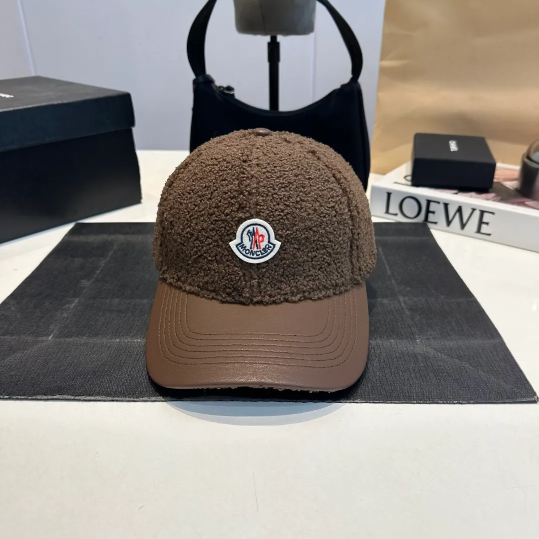P 54 MONCLER lambswool and leather baseball cap with mouth, suitable for young and fashionable people, with strong visual effect, three-dimensional letters, good-looking and high-quality!