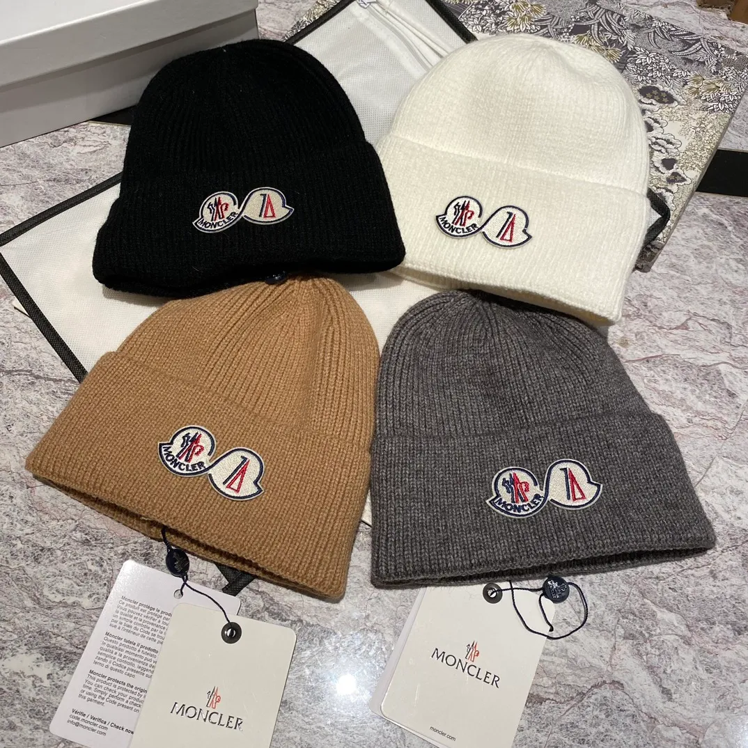 Moncler muzzle knitted hat