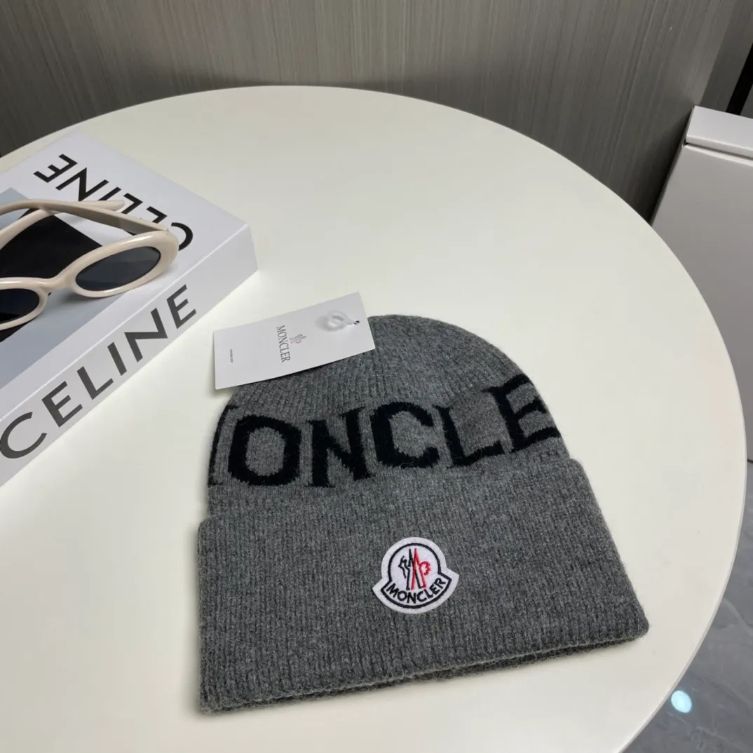 P60 Moncler 💥 Official website classic knitted hat, replica of the original. Very soft and skin-friendly, very elastic 💓 Textured and very versatile style ~ Warm cashmere woolen hat, one size fits all and elastic ~ Unisex, can be worn by any head size. Super quality, highly recommended