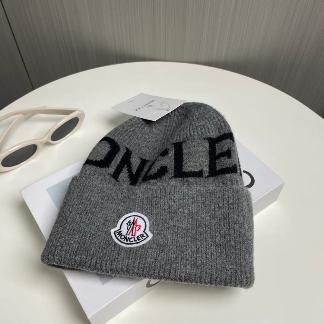 P60 Moncler 💥 Official website classic knitted hat, replica of the original. Very soft and skin-friendly, very elastic 💓 Textured and very versatile style ~ Warm cashmere woolen hat, one size fits all and elastic ~ Unisex, can be worn by any head size. Super quality, highly recommended