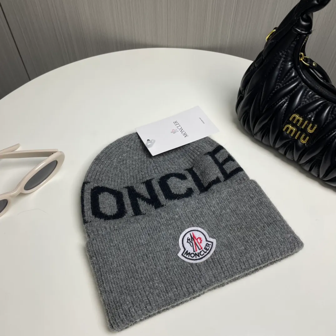 P60 Moncler 💥 Official website classic knitted hat, replica of the original. Very soft and skin-friendly, very elastic 💓 Textured and very versatile style ~ Warm cashmere woolen hat, one size fits all and elastic ~ Unisex, can be worn by any head size. Super quality, highly recommended