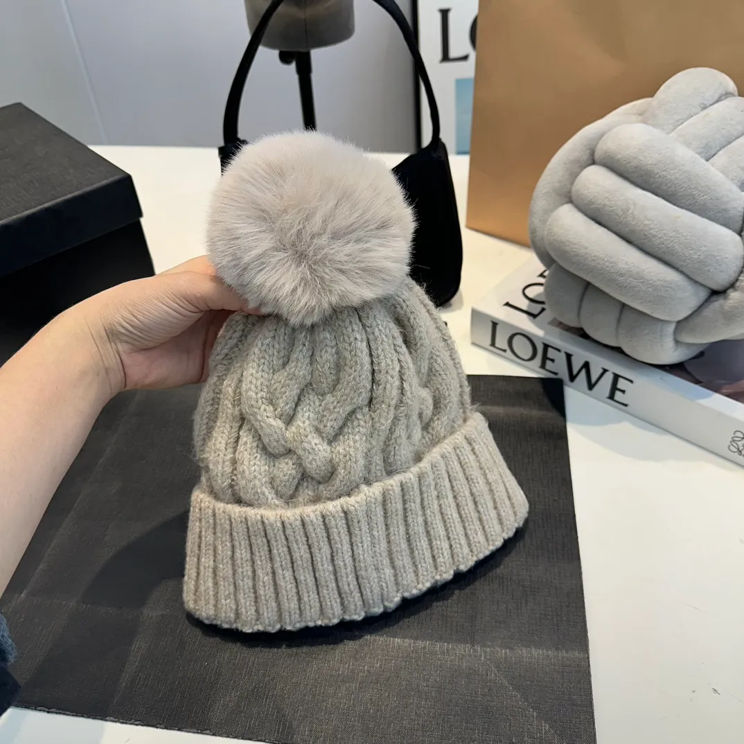 P70 Moncler 💥 Official website classic knitted hat, replica of the original. Very soft and skin-friendly, very elastic 💓 Textured and very versatile style ~ Warm cashmere woolen hat, one size fits all and elastic ~ Unisex, can be worn by any head size. Super quality, highly recommended