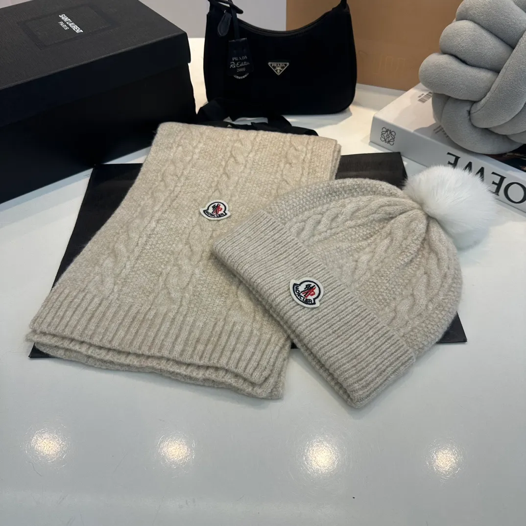 P180 MONCLER Mouth Cover Suit♥️Original hat and scarf set! Made of rabbit velvet➕cashmere, with a 15cm fox fur ball, a real fur ball! Warm and fashionable 😱[愄火] Versatile style [Love] The texture is very good, comfortable and breathable [Hey ha] Looks good no matter how you match it [Shh] A must-have for fashionistas [Wit] 4 colors available❤️❤️Unisex, the ball can be removed