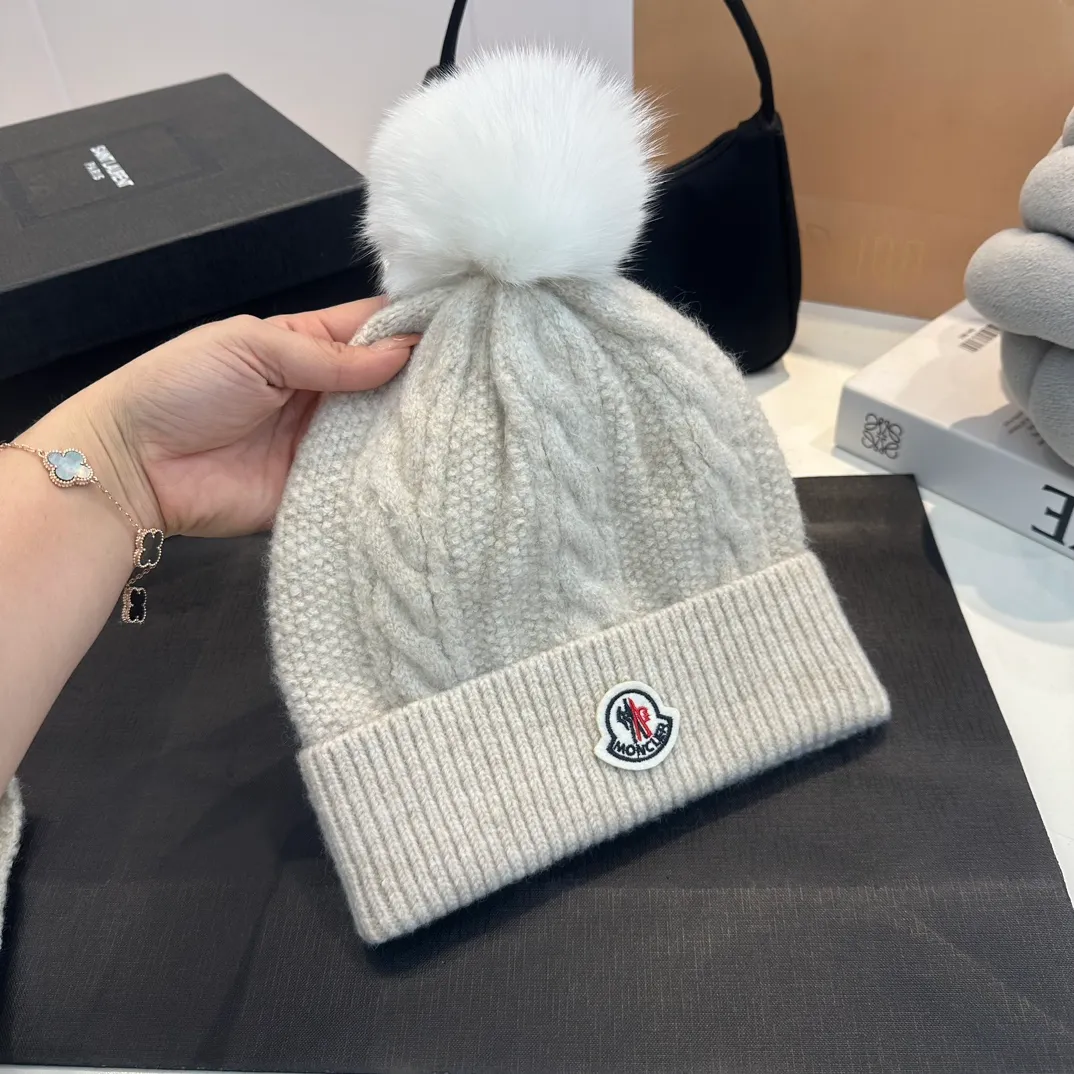 P180 MONCLER Mouth Cover Suit♥️Original hat and scarf set! Made of rabbit velvet➕cashmere, with a 15cm fox fur ball, a real fur ball! Warm and fashionable 😱[愄火] Versatile style [Love] The texture is very good, comfortable and breathable [Hey ha] Looks good no matter how you match it [Shh] A must-have for fashionistas [Wit] 4 colors available❤️❤️Unisex, the ball can be removed
