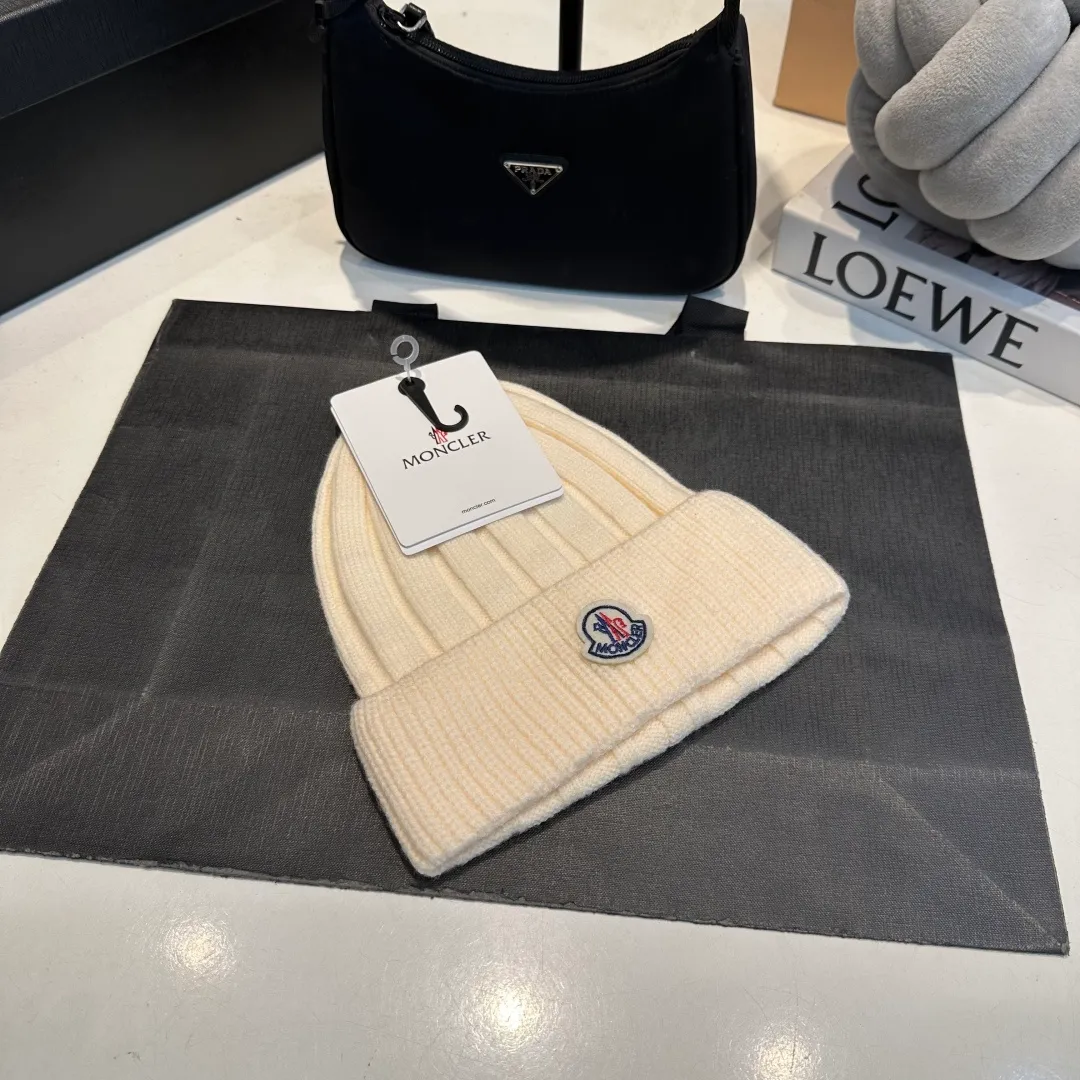 P50 Moncler 2025 early autumn and winter classic knitted hat, original replica. Very soft and skin-friendly, very elastic 💓 Textured and very versatile style ~ Warm cashmere woolen hat, one size fits all and elastic ~ Unisex, can be worn by any head circumference. Super good quality, highly recommended