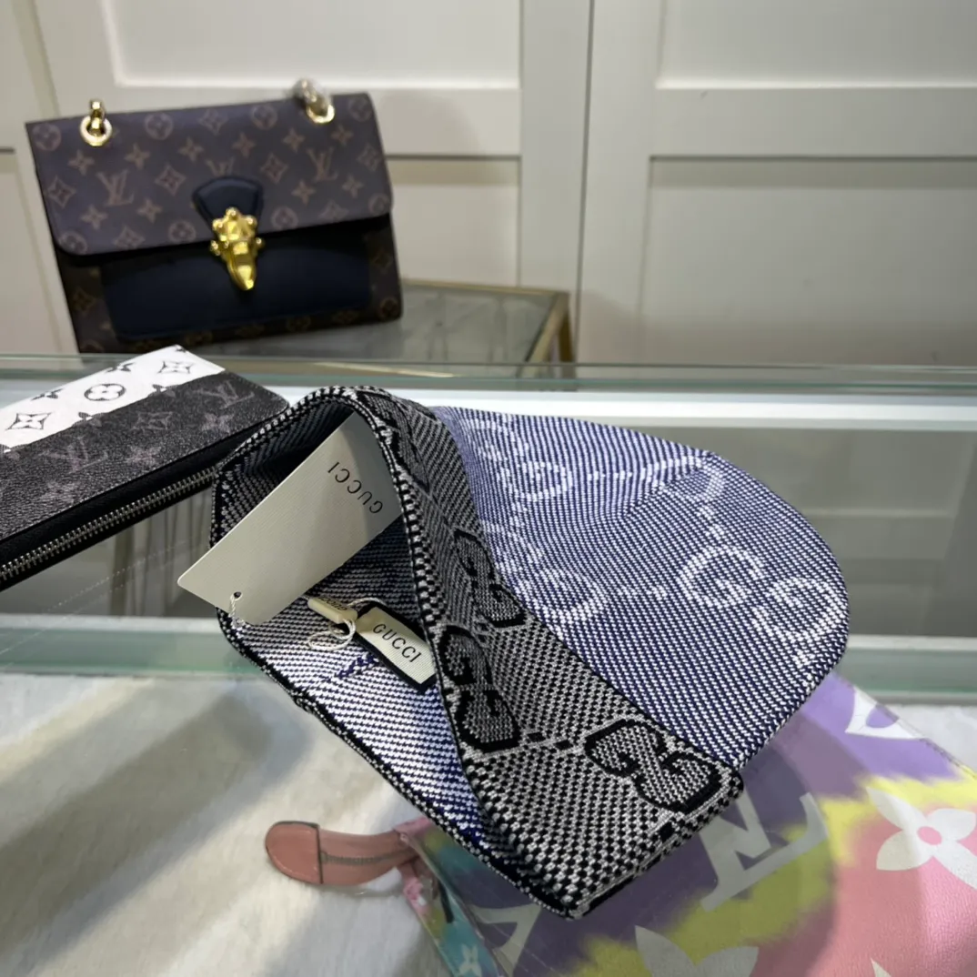 P44 comes with dust bag, the latest wool knitted hat from GUCCI official website, 💓Original replica from the official website. Very soft and skin-friendly, very elastic 💓Texy and very versatile style ~ very warm, a must-have item in autumn and winter, unisex, can be worn by any head size. Really recommended