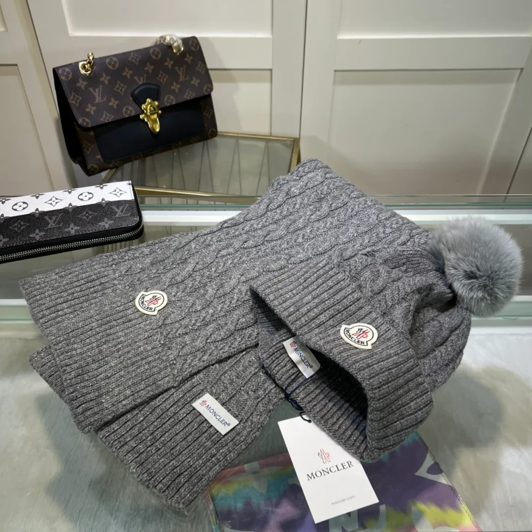 P170 MONCLER classic suit hat! Hat ➕Scarf! Cashmere and Rabbit Velvet Quality! It's warm and super comfortable~A great tool for young ladies to reduce their age in winter~This winter, all you need is a set of hats~It's warm and fashionable! Unisex model! Can be made as a couple model! Complete range of anti-counterfeiting labels and elevators! Many styles, welcome to choose!!