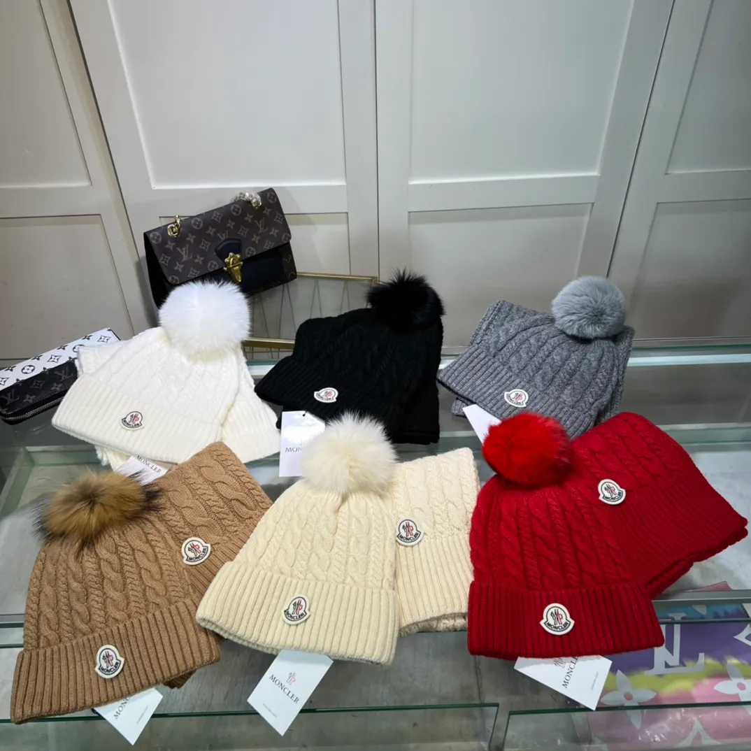 P170 MONCLER classic suit hat! Hat ➕Scarf! Cashmere and Rabbit Velvet Quality! It's warm and super comfortable~A great tool for young ladies to reduce their age in winter~This winter, all you need is a set of hats~It's warm and fashionable! Unisex model! Can be made as a couple model! Complete range of anti-counterfeiting labels and elevators! Many styles, welcome to choose!!