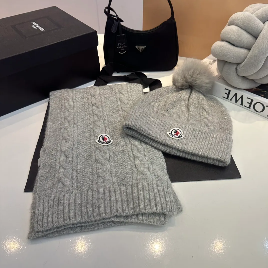 P180 MONCLER Mouth Cover Suit♥️Original hat and scarf set! Made of rabbit velvet➕cashmere, with a 15cm fox fur ball, a real fur ball! Warm and fashionable 😱[愄火] Versatile style [Love] The texture is very good, comfortable and breathable [Hey ha] Looks good no matter how you match it [Shh] A must-have for fashionistas [Wit] 4 colors available❤️❤️Unisex, the ball can be removed