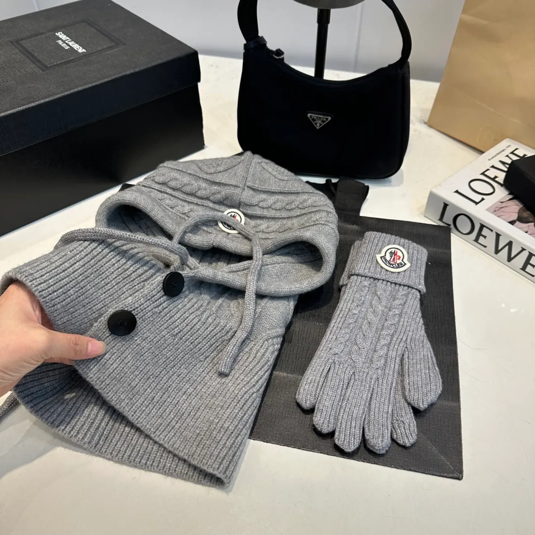 p140 Moncler Mouth Cover Set Hat + Gloves Autumn and Winter Knitted Beanie Hat This must be my favorite of minimalism. It is clean, neat, fashionable and versatile, and will definitely not be picky about your face shape! A fashionable classic that lasts forever!