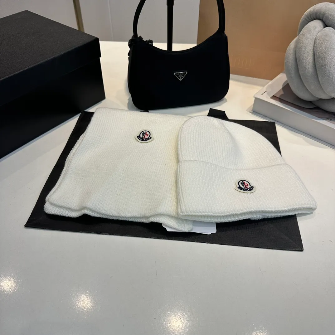 P160 Moncler muzzle suit autumn and winter style cuffed wool knitted beanie High quality customization! This must be my favorite of minimalism. It is clean, neat, fashionable and versatile, and will definitely not be picky about your face shape! A fashionable classic that lasts forever! Both men and women are welcome!