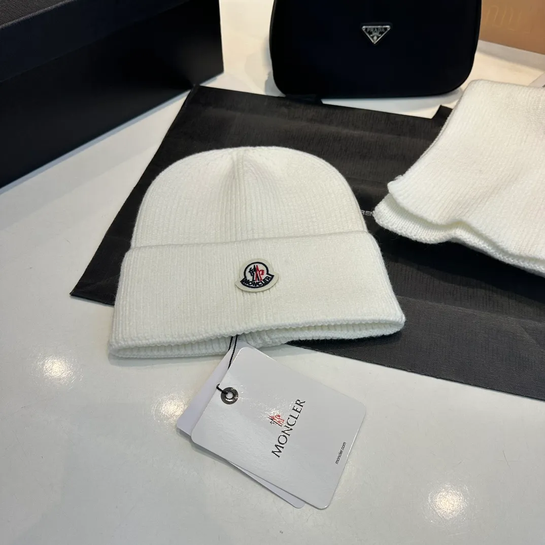 P160 Moncler muzzle suit autumn and winter style cuffed wool knitted beanie High quality customization! This must be my favorite of minimalism. It is clean, neat, fashionable and versatile, and will definitely not be picky about your face shape! A fashionable classic that lasts forever! Both men and women are welcome!