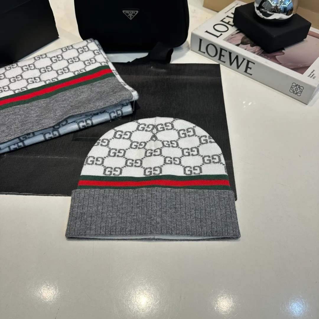 P140 GUCCI classic suit hat! Hat ➕Scarf! Cashmere and Rabbit Velvet Quality! It's warm and super comfortable~A great tool for young ladies to reduce their age in winter~This winter, all you need is a set of hats~It's warm and fashionable! Unisex model! Can be made as a couple model! Complete range of anti-counterfeiting labels and elevators! Many styles, welcome to choose!!