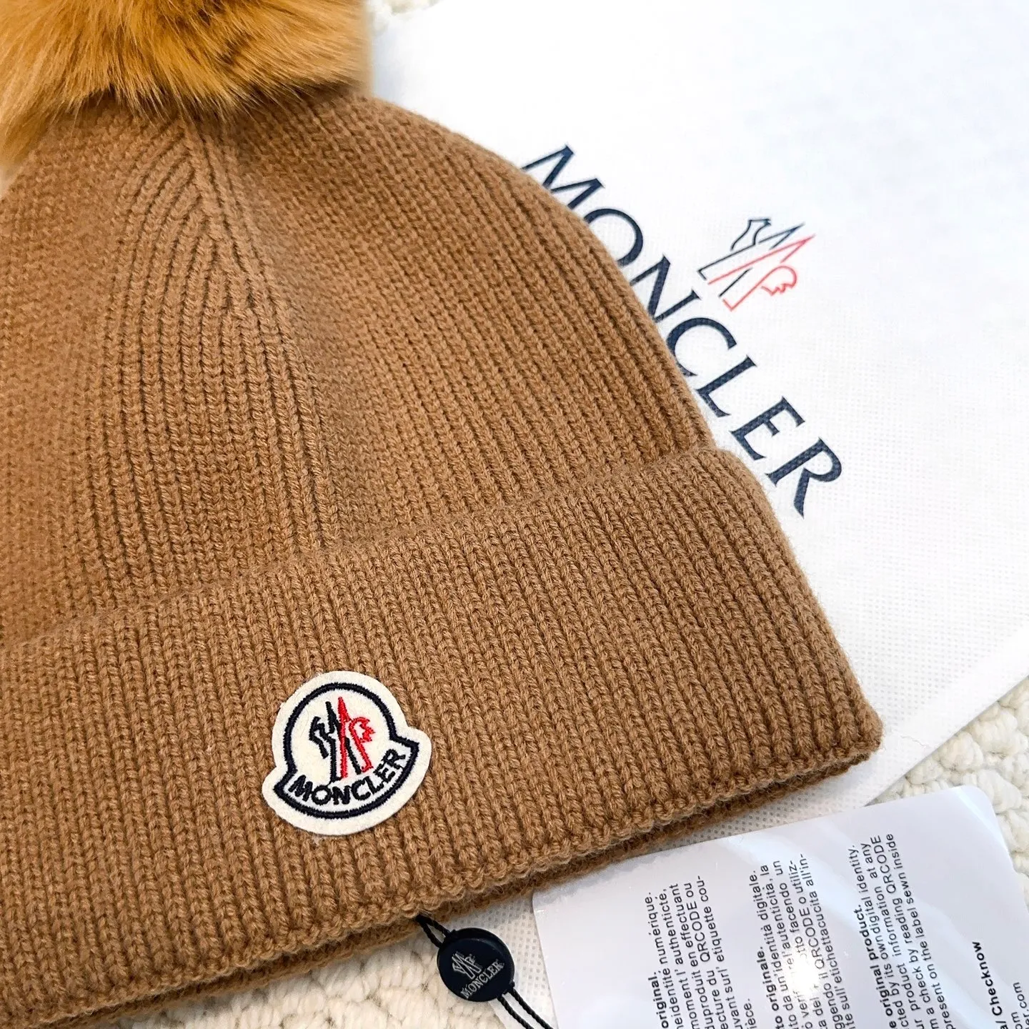P100 with dust bag, high version Moncler Moncler 💥Official website classic knitted hat, replica of the original. Very soft and skin-friendly, very elastic 💓 Textured and very versatile style ~ Warm cashmere woolen hat, one size fits all and elastic ~ Unisex, can be worn by any head size. Super quality, highly recommended