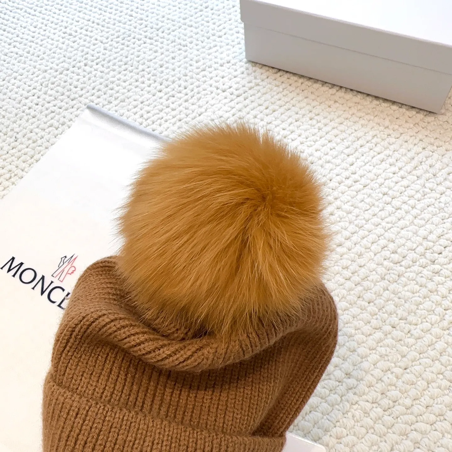 P100 with dust bag, high version Moncler Moncler 💥Official website classic knitted hat, replica of the original. Very soft and skin-friendly, very elastic 💓 Textured and very versatile style ~ Warm cashmere woolen hat, one size fits all and elastic ~ Unisex, can be worn by any head size. Super quality, highly recommended