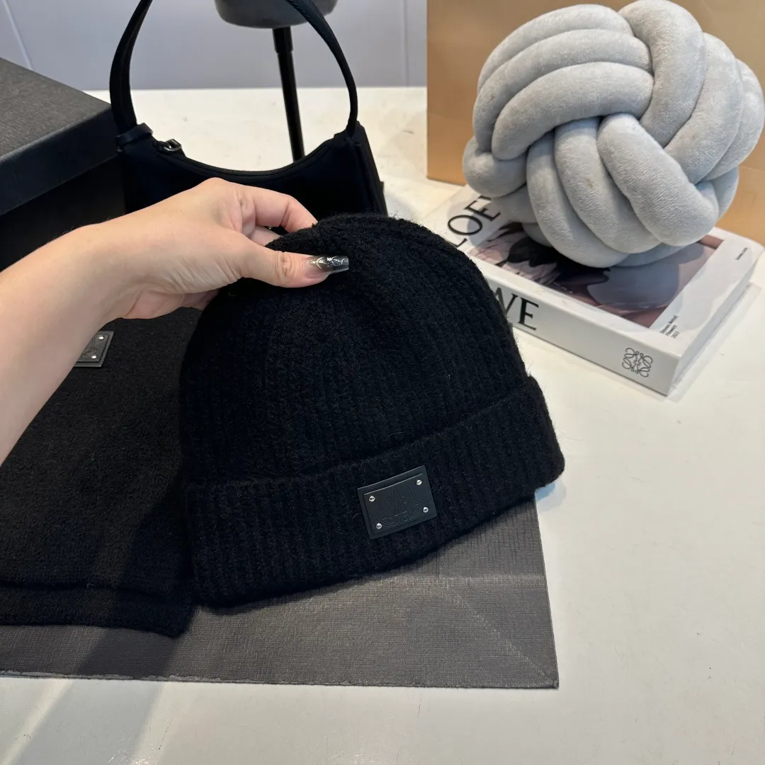 P140 Moncler muzzle suit 2025 autumn and winter style cuffed wool knitted beanie High quality customization! This must be my favorite of minimalism. It is clean, neat, fashionable and versatile, and will definitely not be picky about your face shape! A fashionable classic that lasts forever! Both men and women are welcome!