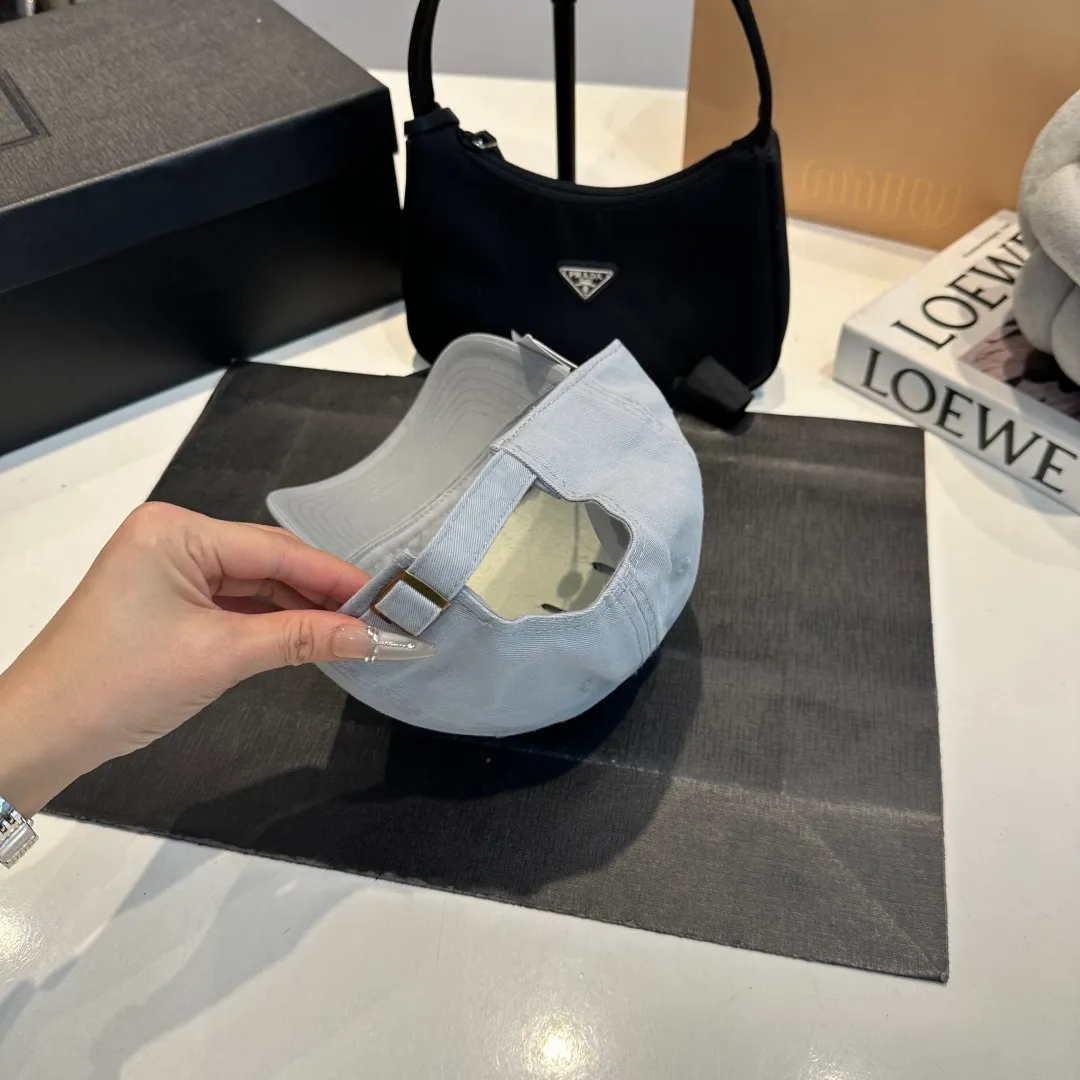 P56 MONCLER new baseball cap, a fashionable street item with a great style, a favorite among Internet celebrities and fashion bloggers! High quality, comfortable and breathable, concave shape looks good