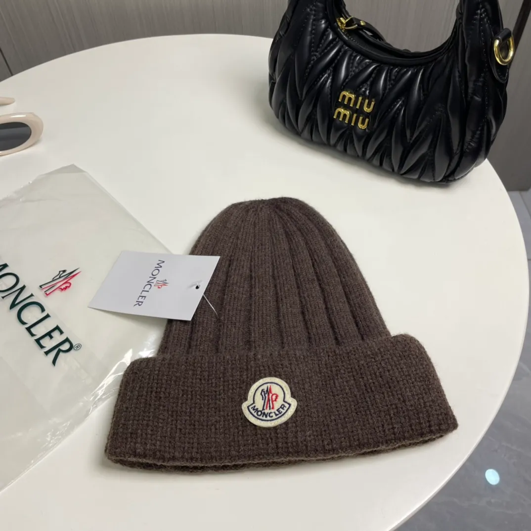 P60 comes with a dust bag for Moncler💥 Official website classic knitted hat, replica of the original. Very soft and skin-friendly, very elastic 💓 Textured and very versatile style ~ Warm cashmere woolen hat, one size fits all and elastic ~ Unisex, can be worn by any head size. Excellent quality, highly recommended
