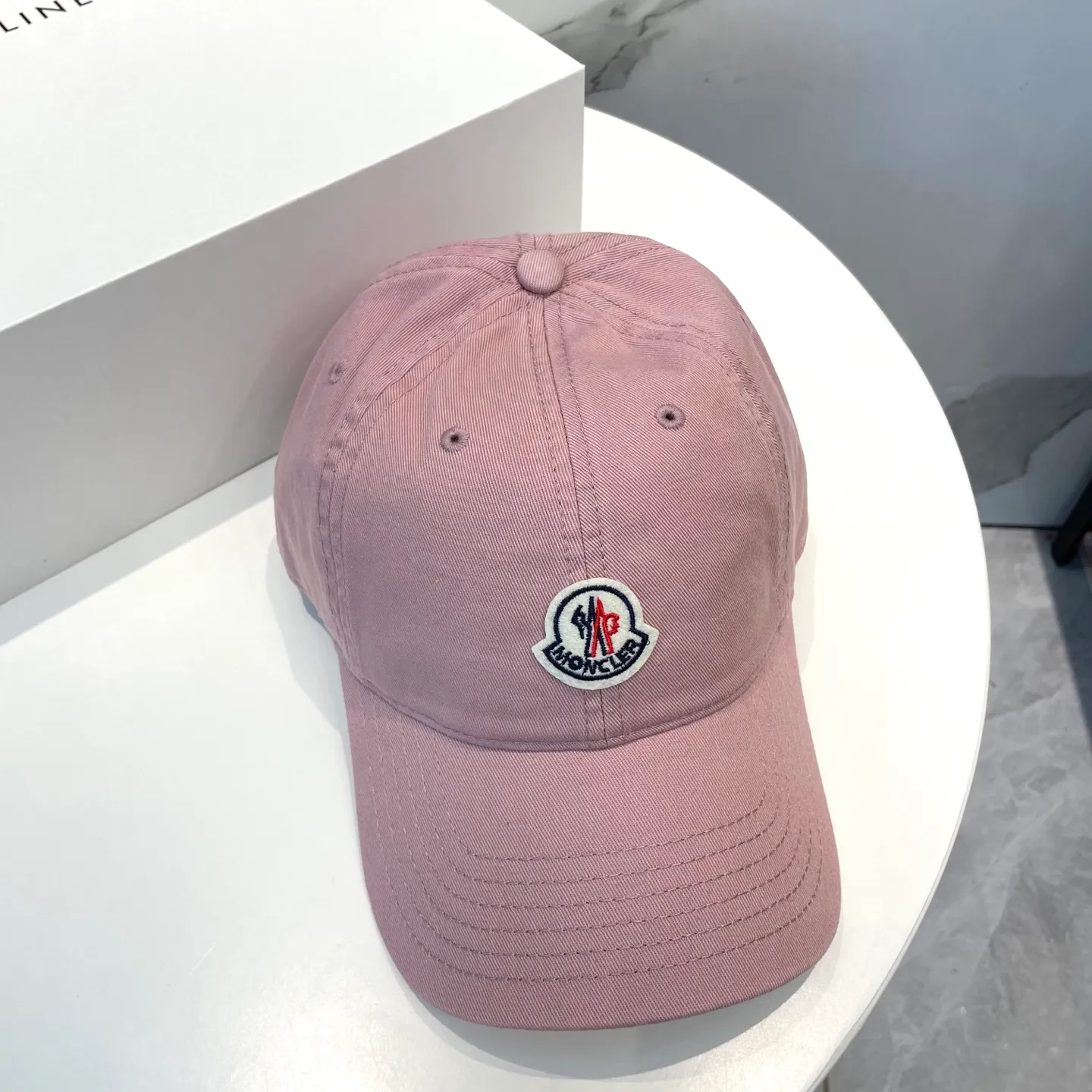 P50 MONCLER new baseball cap, a fashionable street item with a very good style, a favorite among Internet celebrities and fashion bloggers! High quality, comfortable and breathable, concave shape looks good