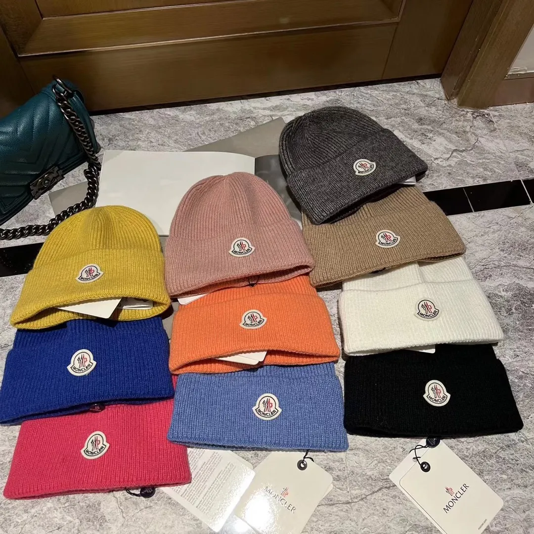 Moncler muzzle knitted hat