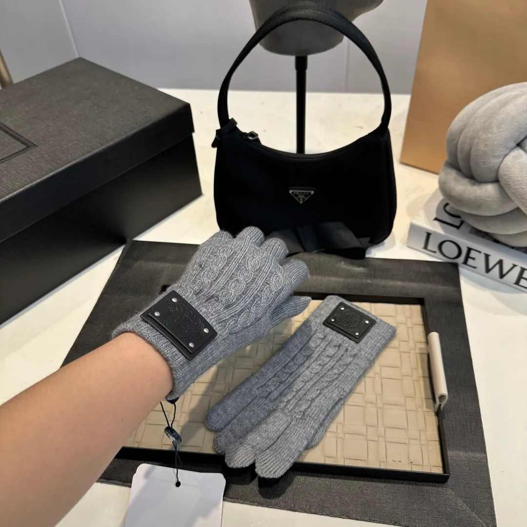P50 Moncler Suede Gloves for Women with Mouth Mouth, Winter Velvet and Thickened Touch Screen Cycling Bike to Keep Cold and Warm