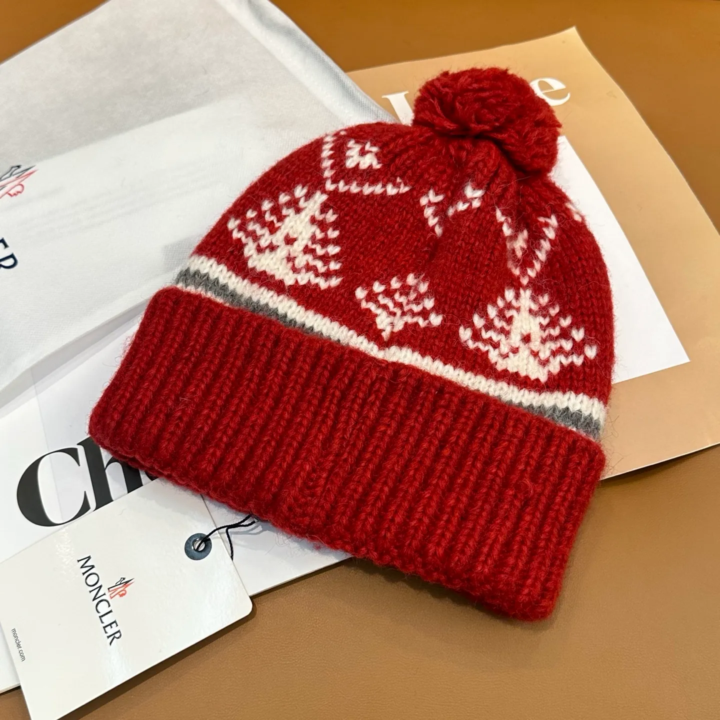 P70 high version Moncler knitted hat with mouth, very soft and skin-friendly, very elastic 💓 Textured and very versatile style ~ Warm cashmere woolen hat, one size fits all and elastic ~ Unisex, can be worn by any head size. Super quality, highly recommended