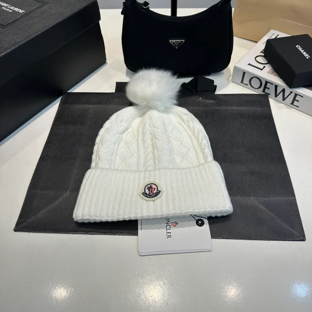 P90 high version Moncler Moncler 💥 Official website classic knitted hat, replica of the original. Very soft and skin-friendly, very elastic 💓 Textured and very versatile style ~ Warm cashmere woolen hat, one size fits all and elastic ~ Unisex, can be worn by any head size. Super quality, highly recommended