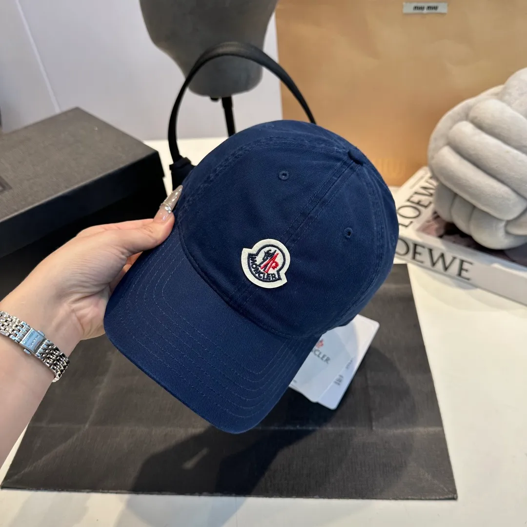 P56 MONCLER new baseball cap, a fashionable street item with a great style, a favorite among Internet celebrities and fashion bloggers! High quality, comfortable and breathable, concave shape looks good