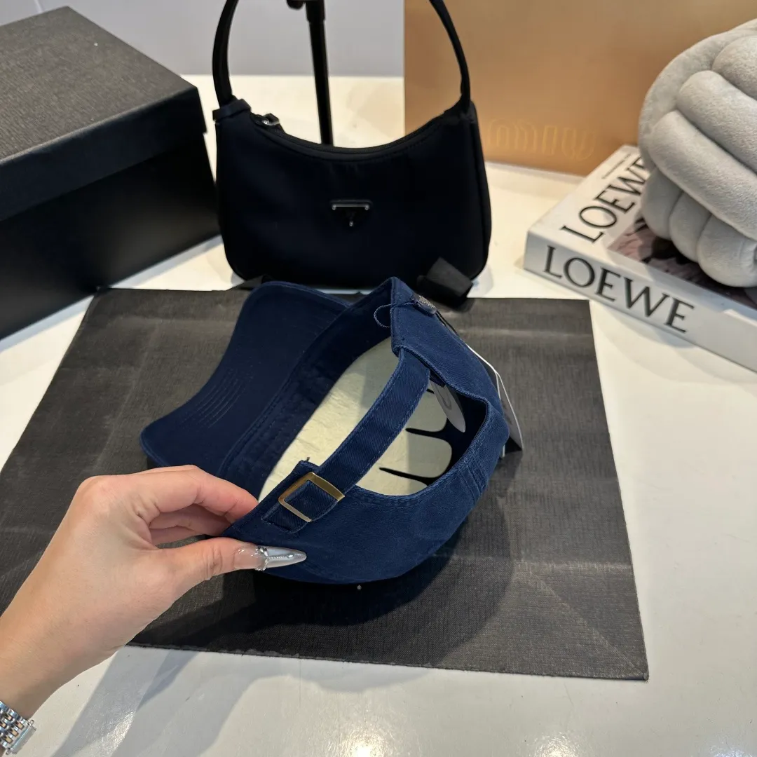 P56 MONCLER new baseball cap, a fashionable street item with a great style, a favorite among Internet celebrities and fashion bloggers! High quality, comfortable and breathable, concave shape looks good