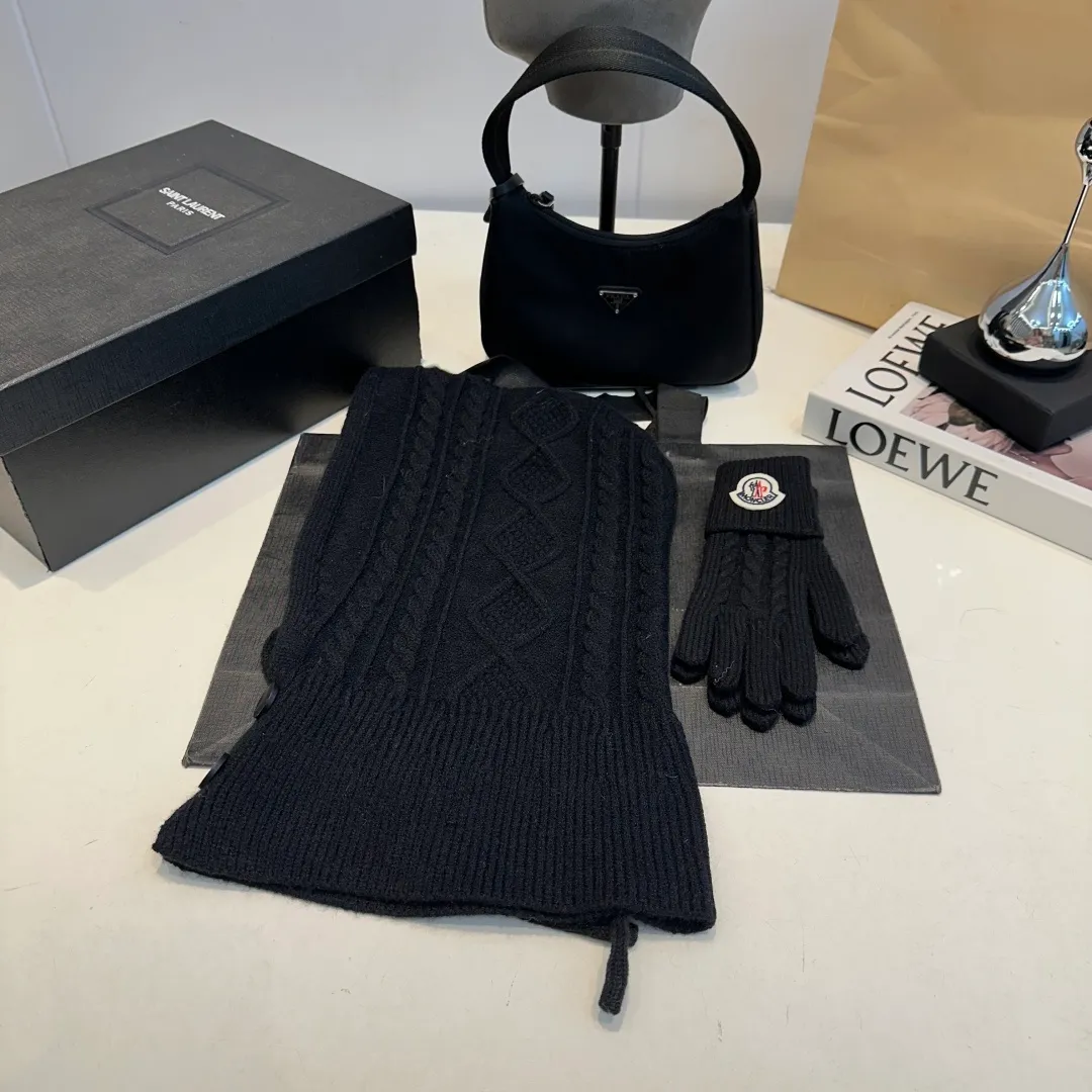 p140 Moncler Mouth Cover Set Hat + Gloves Autumn and Winter Knitted Beanie Hat This must be my favorite of minimalism. It is clean, neat, fashionable and versatile, and will definitely not be picky about your face shape! A fashionable classic that lasts forever!