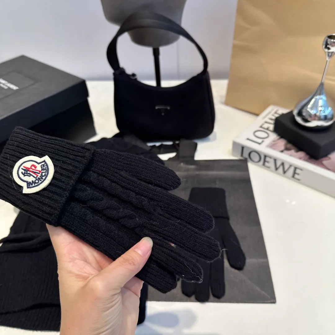 p140 Moncler Mouth Cover Set Hat + Gloves Autumn and Winter Knitted Beanie Hat This must be my favorite of minimalism. It is clean, neat, fashionable and versatile, and will definitely not be picky about your face shape! A fashionable classic that lasts forever!
