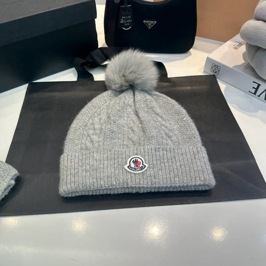 P180 MONCLER Mouth Cover Suit♥️Original hat and scarf set! Made of rabbit velvet➕cashmere, with a 15cm fox fur ball, a real fur ball! Warm and fashionable 😱[愄火] Versatile style [Love] The texture is very good, comfortable and breathable [Hey ha] Looks good no matter how you match it [Shh] A must-have for fashionistas [Wit] 4 colors available❤️❤️Unisex, the ball can be removed
