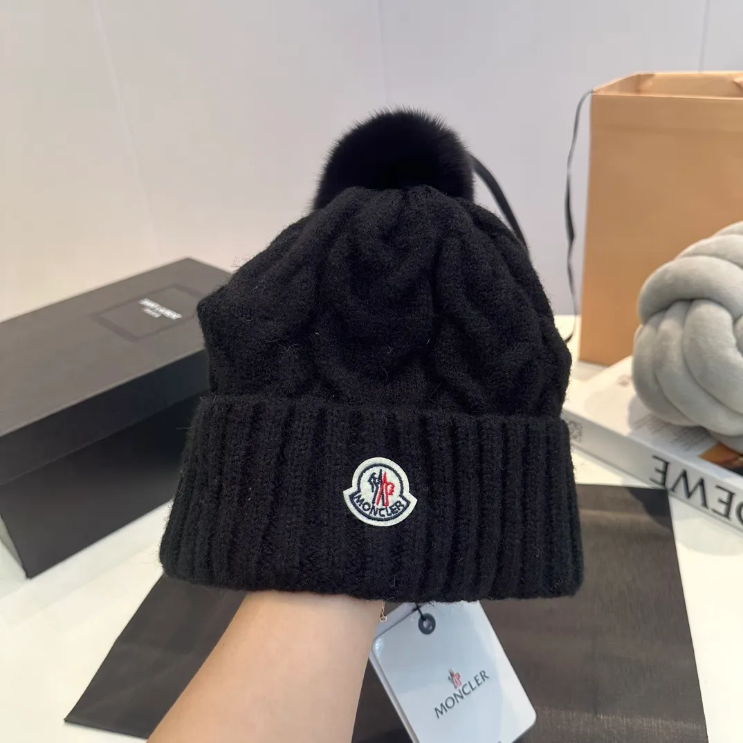 P90 Moncler👒high-end genuine exclusive style, hemp flower knitted hat, made of selected wool, skin-friendly and super soft‼ ️Paired with fox fur balls, it is very age-reducing‼ ️Complete trademark hangtags