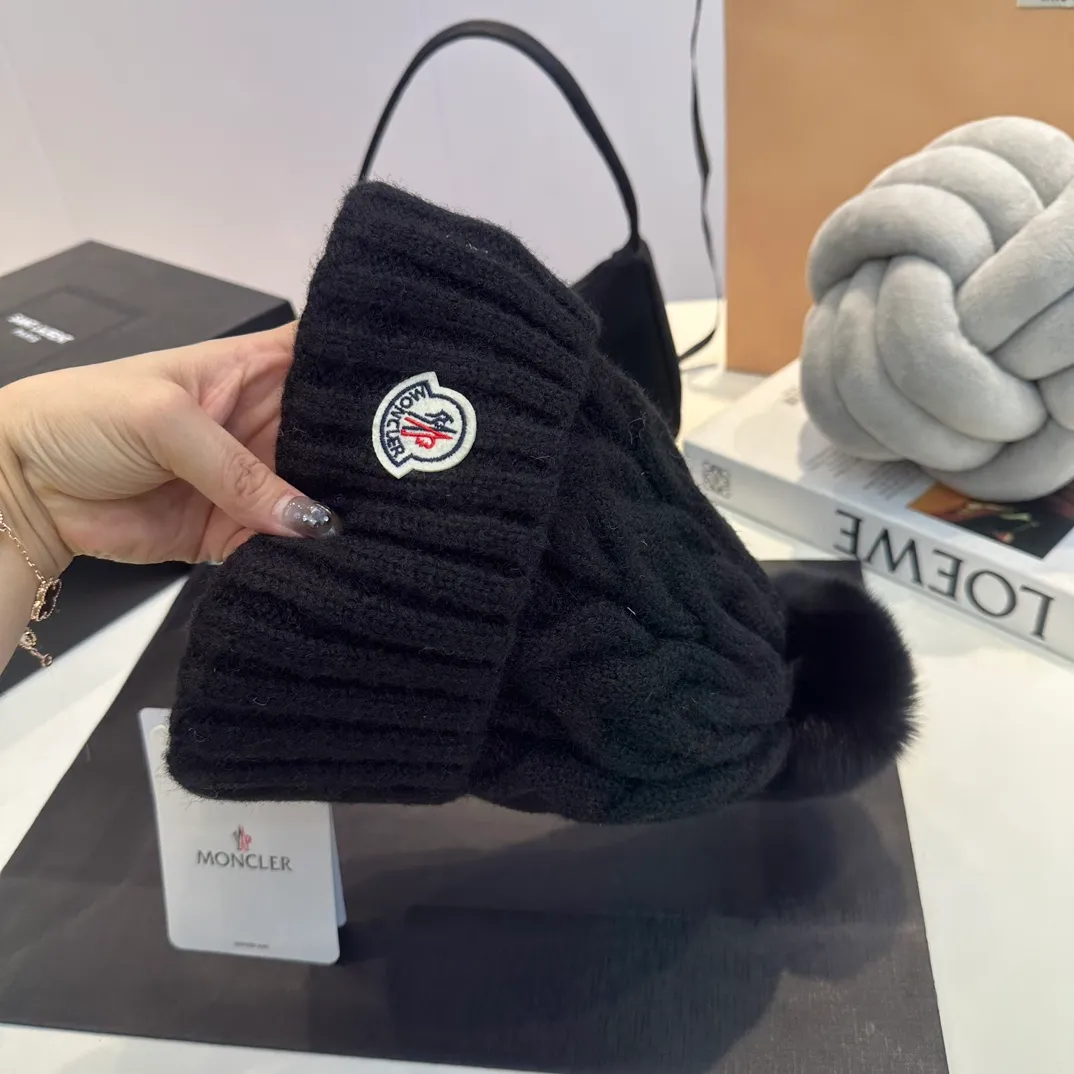P90 Moncler👒high-end genuine exclusive style, hemp flower knitted hat, made of selected wool, skin-friendly and super soft‼ ️Paired with fox fur balls, it is very age-reducing‼ ️Complete trademark hangtags