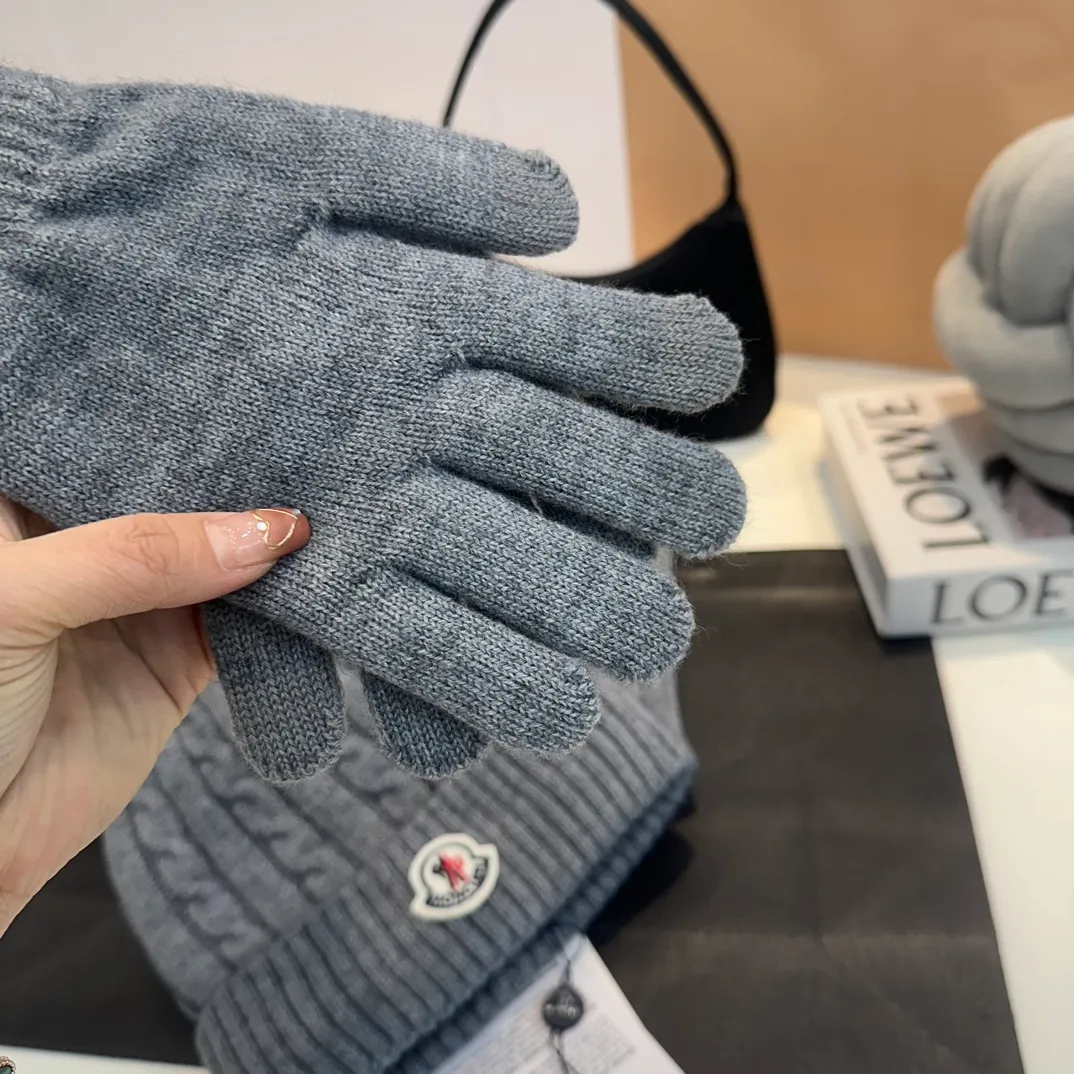 P180 Moncler autumn and winter counter model knitted beanie + scarf + gloves three-piece set, classic pattern, warm and fashionable! Fashionable and popular 🌸First-class texture, pure wool