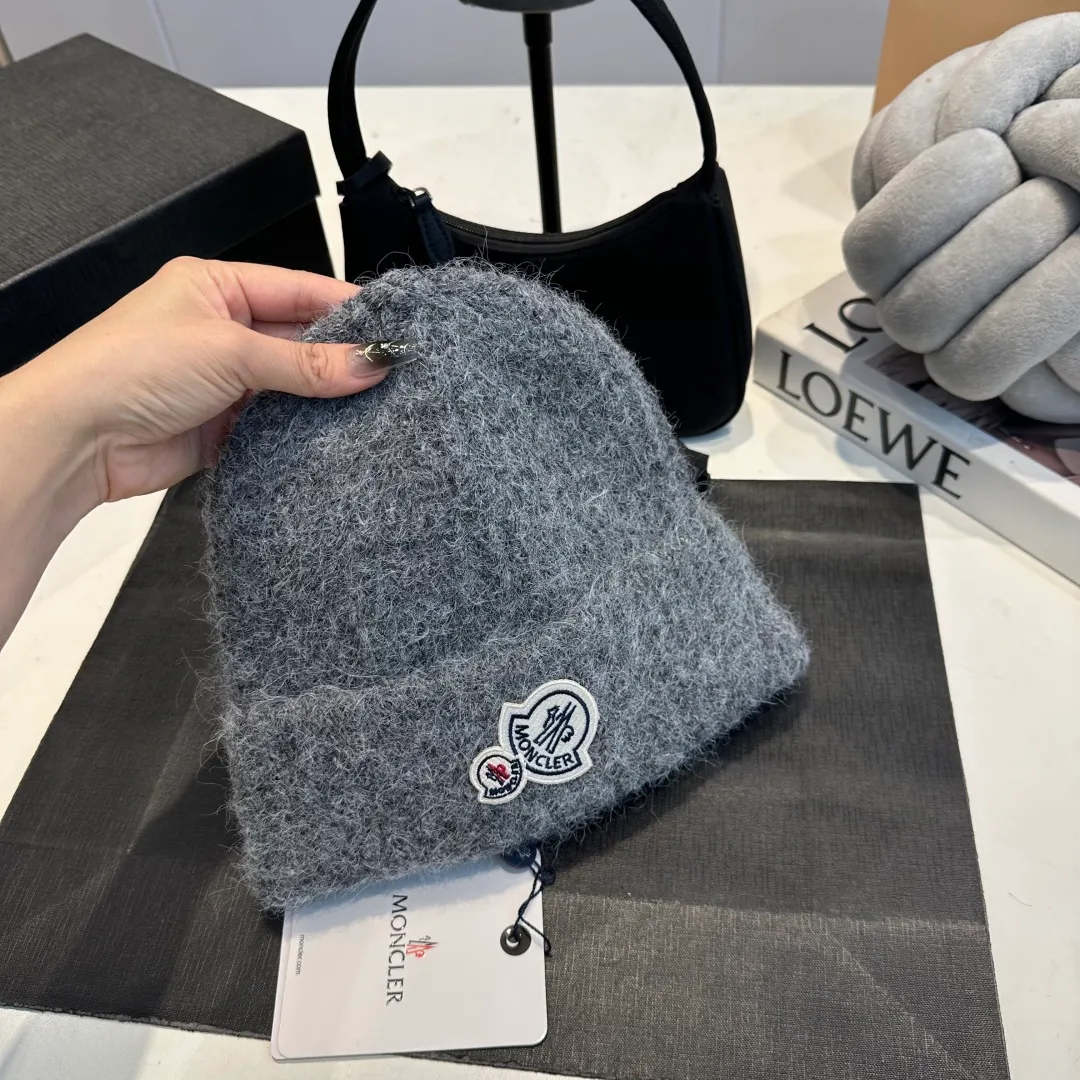 P56 MONCLER 🎩 wool knitted beanie, good quality, high-end, super soft! Super hot💖The texture is great and it’s great to match when out on the street! Fashion trends! A must-have item for winter, the same style for men and women, get it now!