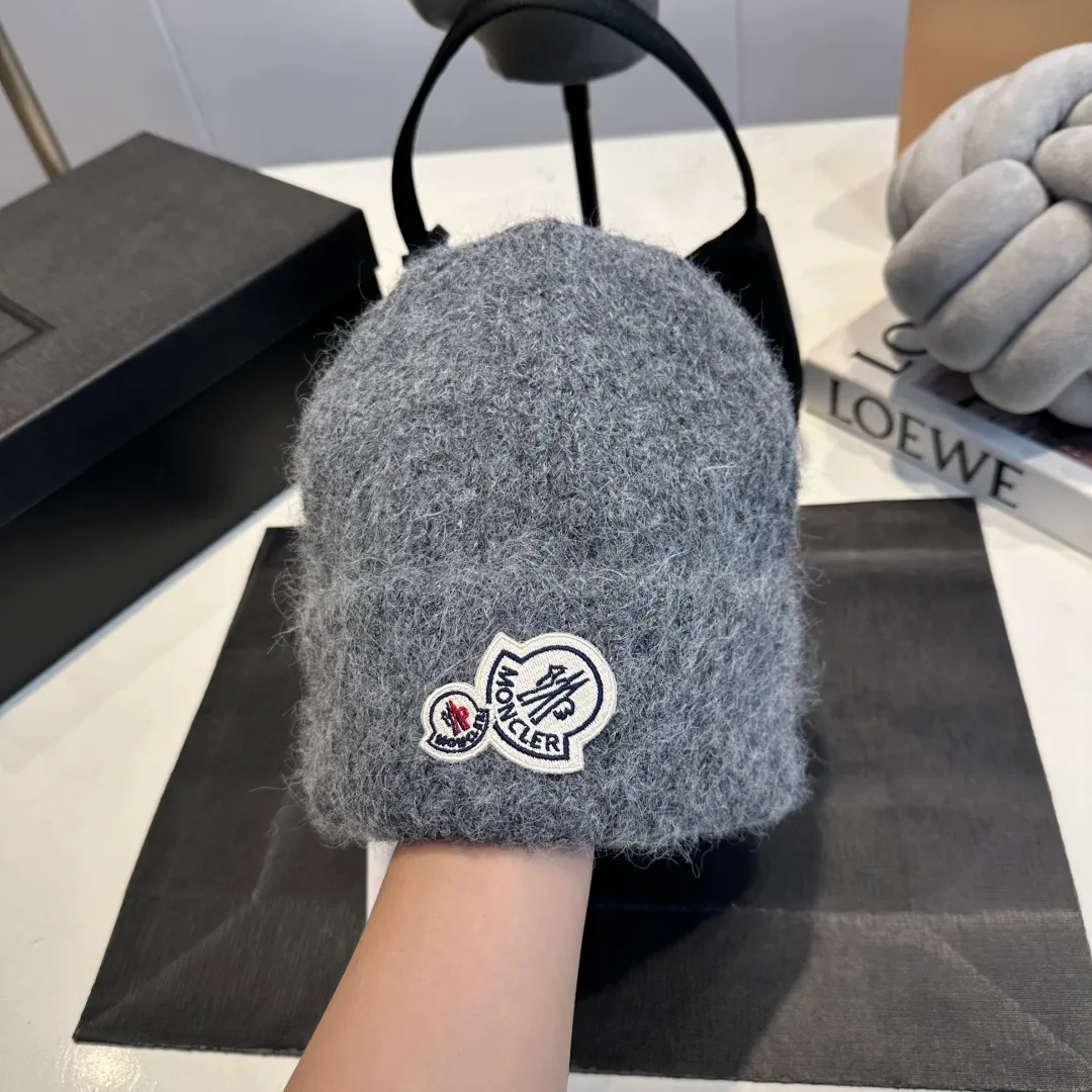 P56 MONCLER 🎩 wool knitted beanie, good quality, high-end, super soft! Super hot💖The texture is great and it’s great to match when out on the street! Fashion trends! A must-have item for winter, the same style for men and women, get it now!
