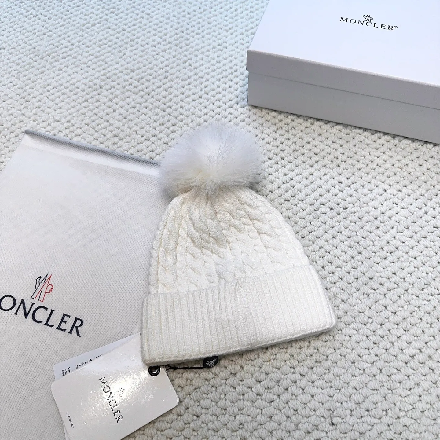 P80 with dust bag, high version Moncler Moncler 💥Official website classic knitted hat, replica of the original. Very soft and skin-friendly, very elastic 💓 Textured and very versatile style ~ Warm cashmere woolen hat, one size fits all and elastic ~ Unisex, can be worn by any head size. Super quality, highly recommended
