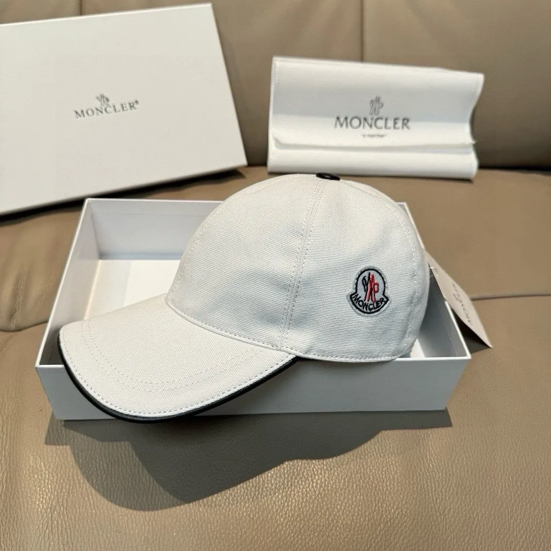 p90., Moncler muzzle classic original baseball cap, classic and popular style, 1:1 mold opening and customization at the counter, original canvas fabric + first layer of cowhide, pure cotton lining, light and breathable! The quality is great, the basic head circumference is 56cm, and the patch is adjustable.