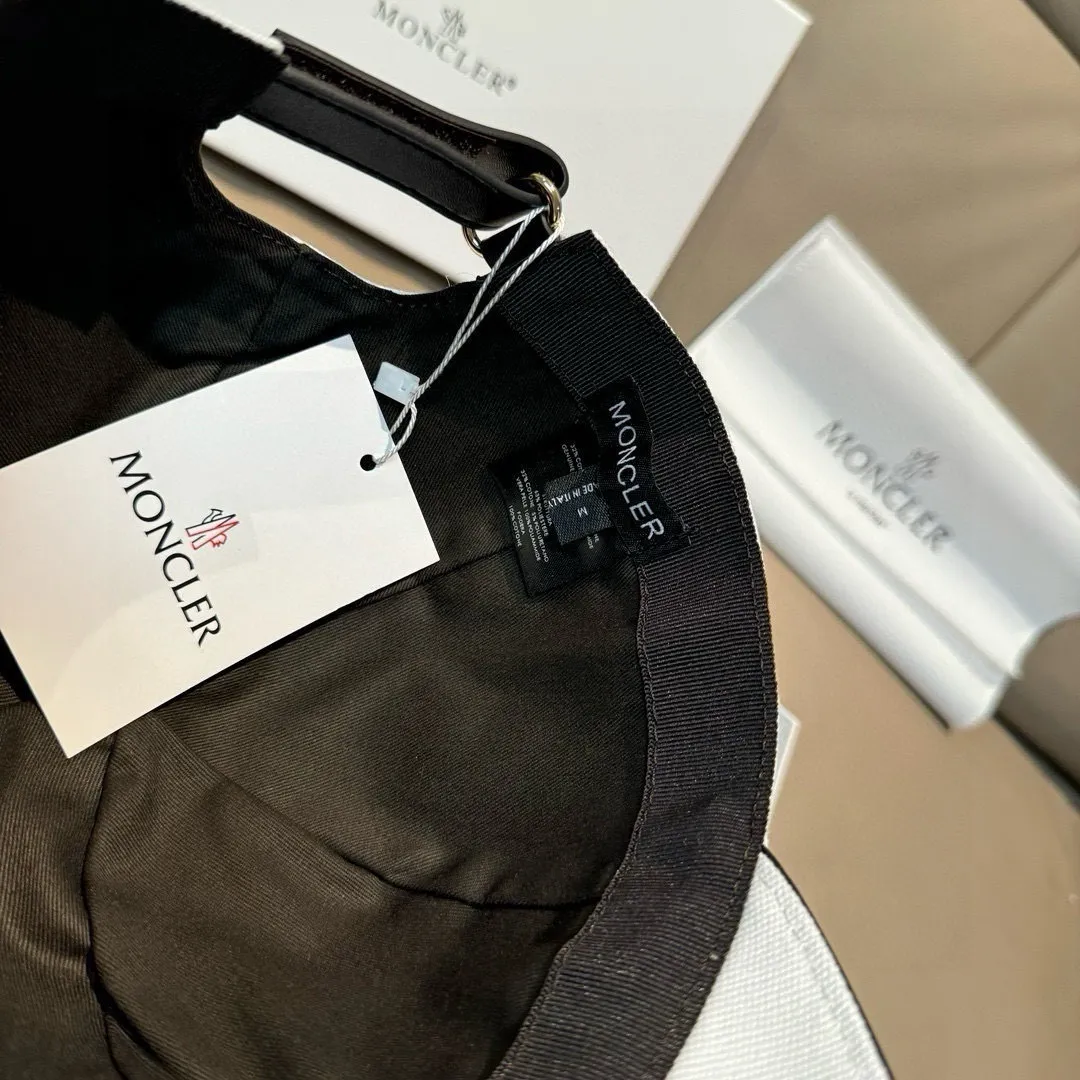 p90., Moncler muzzle classic original baseball cap, classic and popular style, 1:1 mold opening and customization at the counter, original canvas fabric + first layer of cowhide, pure cotton lining, light and breathable! The quality is great, the basic head circumference is 56cm, and the patch is adjustable.