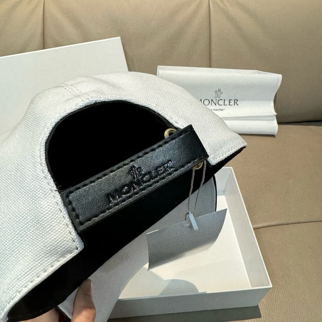 p90., Moncler muzzle classic original baseball cap, classic and popular style, 1:1 mold opening and customization at the counter, original canvas fabric + first layer of cowhide, pure cotton lining, light and breathable! The quality is great, the basic head circumference is 56cm, and the patch is adjustable.