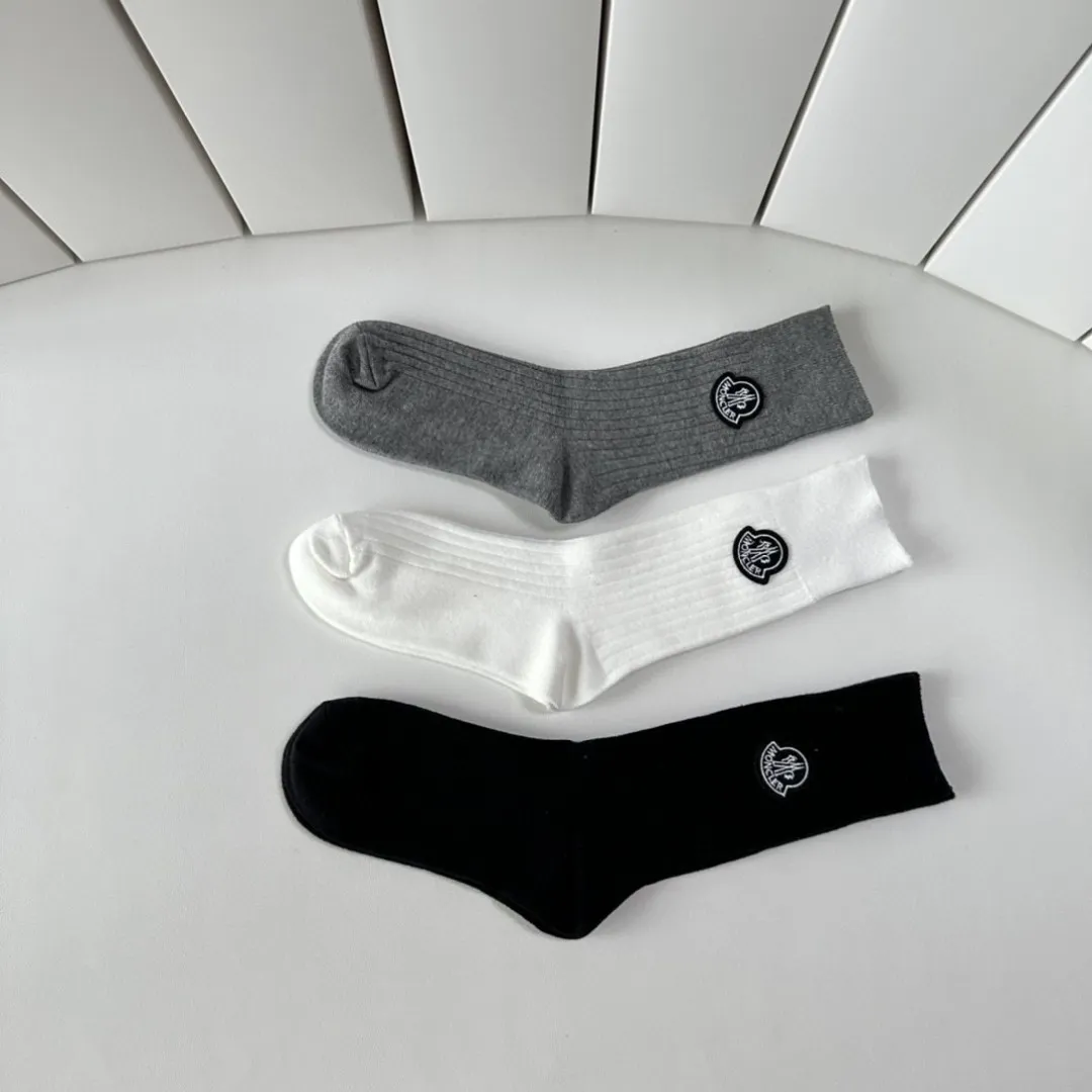 Special P110💛Comes with packaging Moncler’s new classic mid-length accessories socks, piles of socks! Three pairs in a box, synchronized tube socks from the counter, 💛 big brands are out on the street, a must-have for fashionistas 🔥 very easy to match.