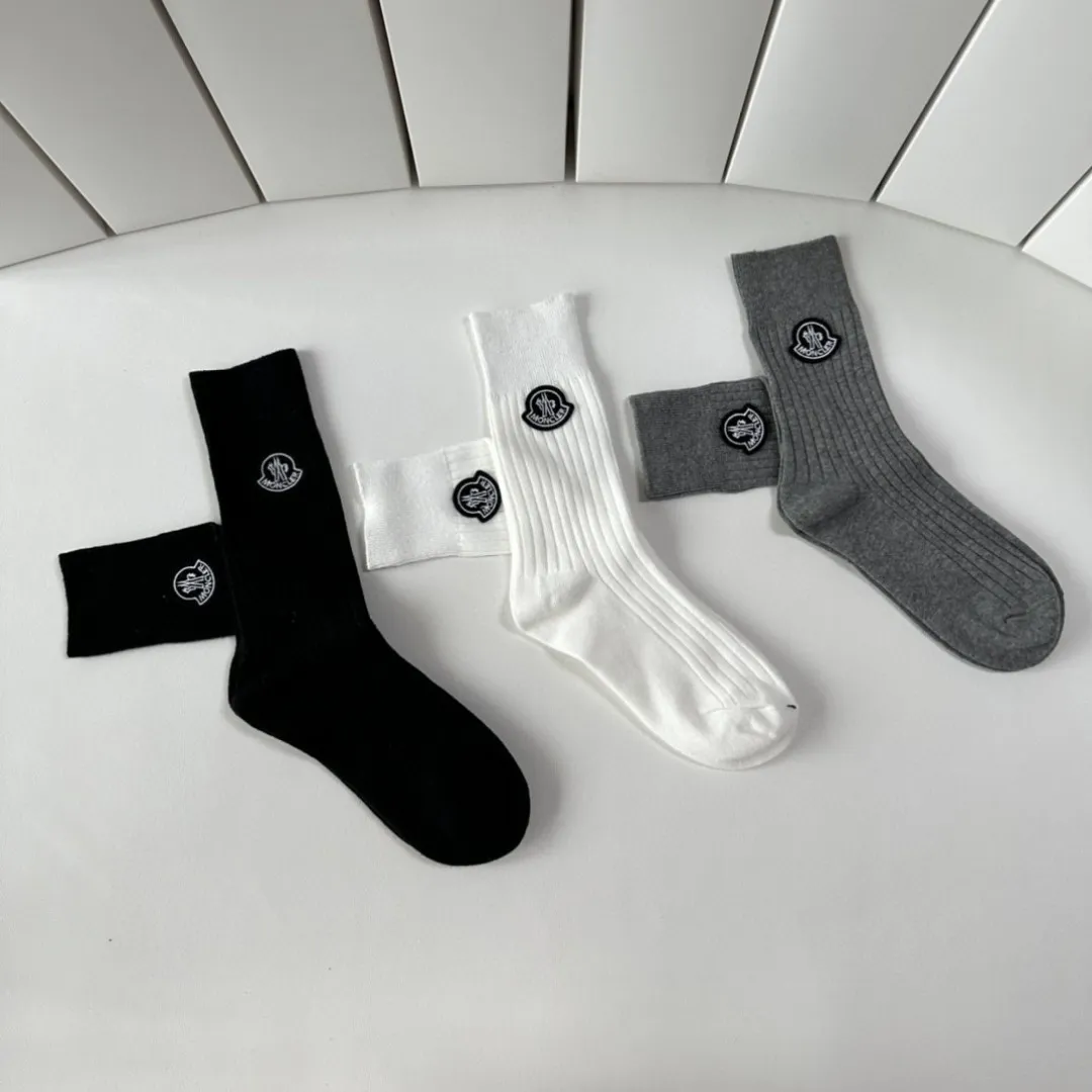 Special P110💛Comes with packaging Moncler’s new classic mid-length accessories socks, piles of socks! Three pairs in a box, synchronized tube socks from the counter, 💛 big brands are out on the street, a must-have for fashionistas 🔥 very easy to match.